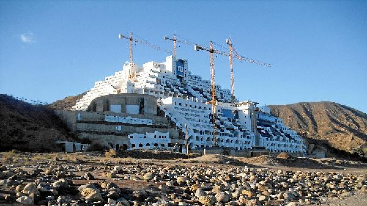 El hotel a medio construir en el municipio de Carboneras.e;clip