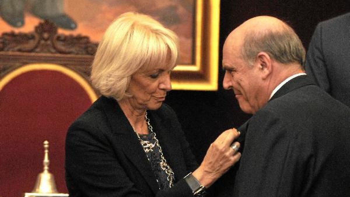 Miguel Ángel Garrido recibe la distinción de manos de Teófila Martínez. tyle>.apqj{positio