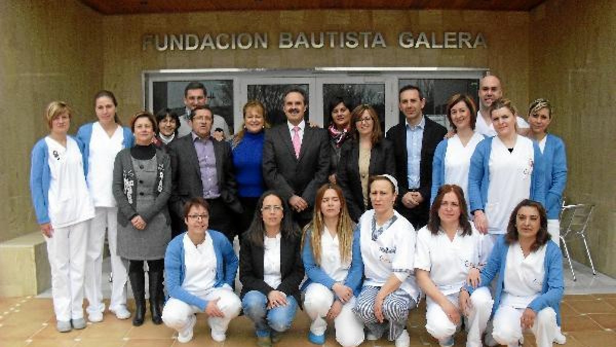 Responsables de la Consejería con trabajadores de un centro de Chirivel.tyle>.apqj{positi