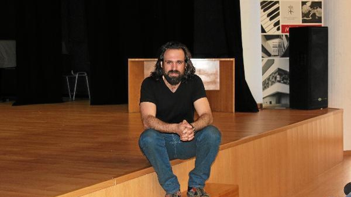 Iglesias posa antes de la sesión de ayer en la Escuela de Música. tyle>.apqj{position:abso