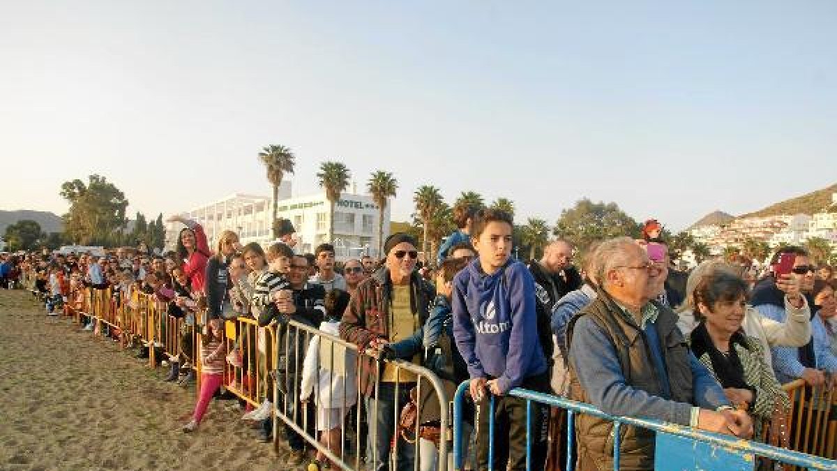 Al Desembarco Pirata asistieron unas 5.000 personas, según la Policía Local.tyle>.apqj{pos