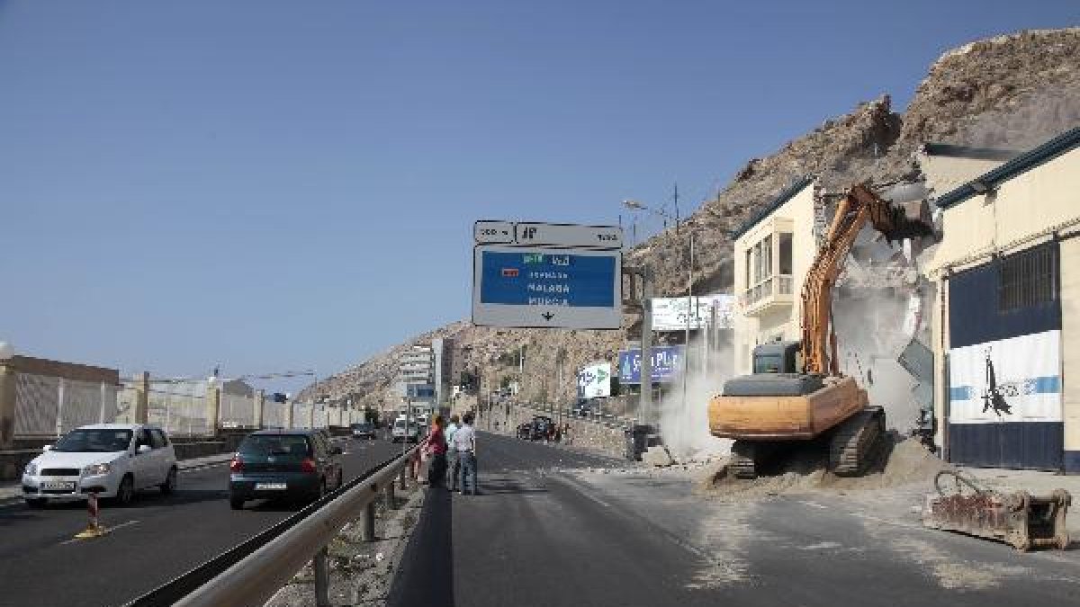 Trabajos de demolición en el acceso a Pescadería junto a almacenes La Foca.tyle>.apqj{posi