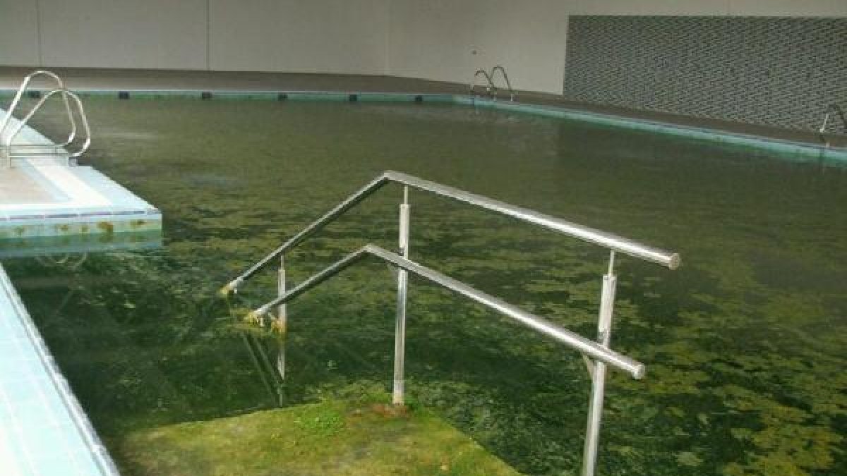 Interior de la piscina cubierta del polideportivo.e;clip:rect(4