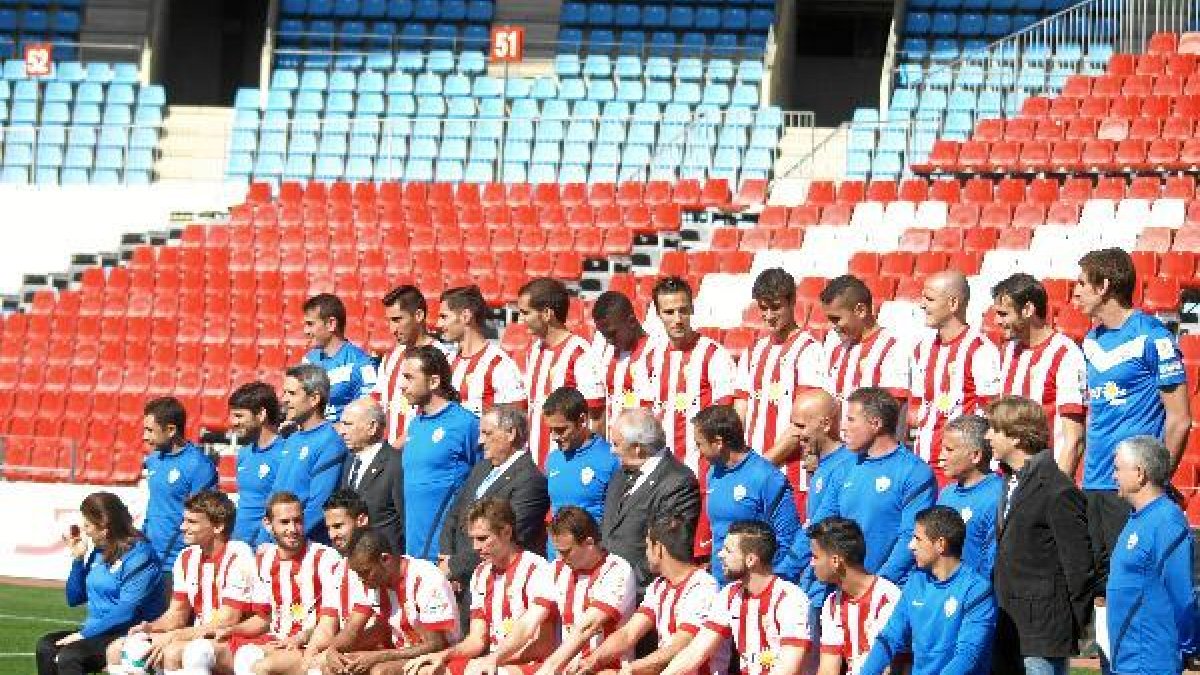 Esta foto oficial se tiene que repetir el próximo año en Primera.tyle>.apqj{position:absol