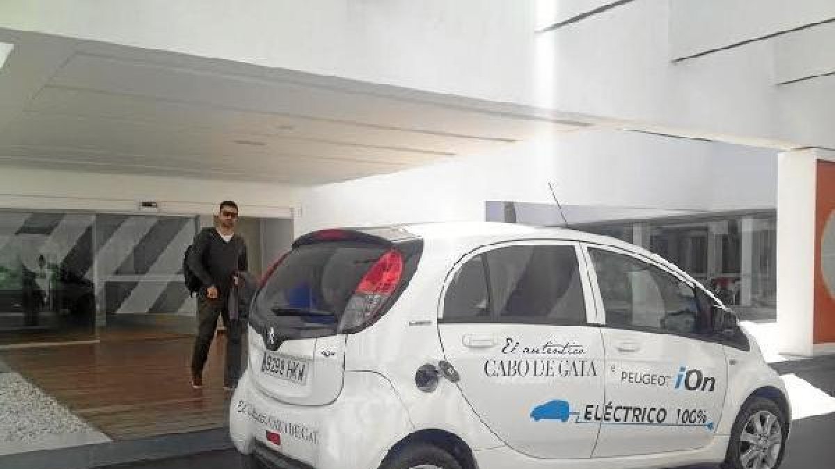 Un coche eléctrico en la puerta de uno de los hoteles del Cabo.