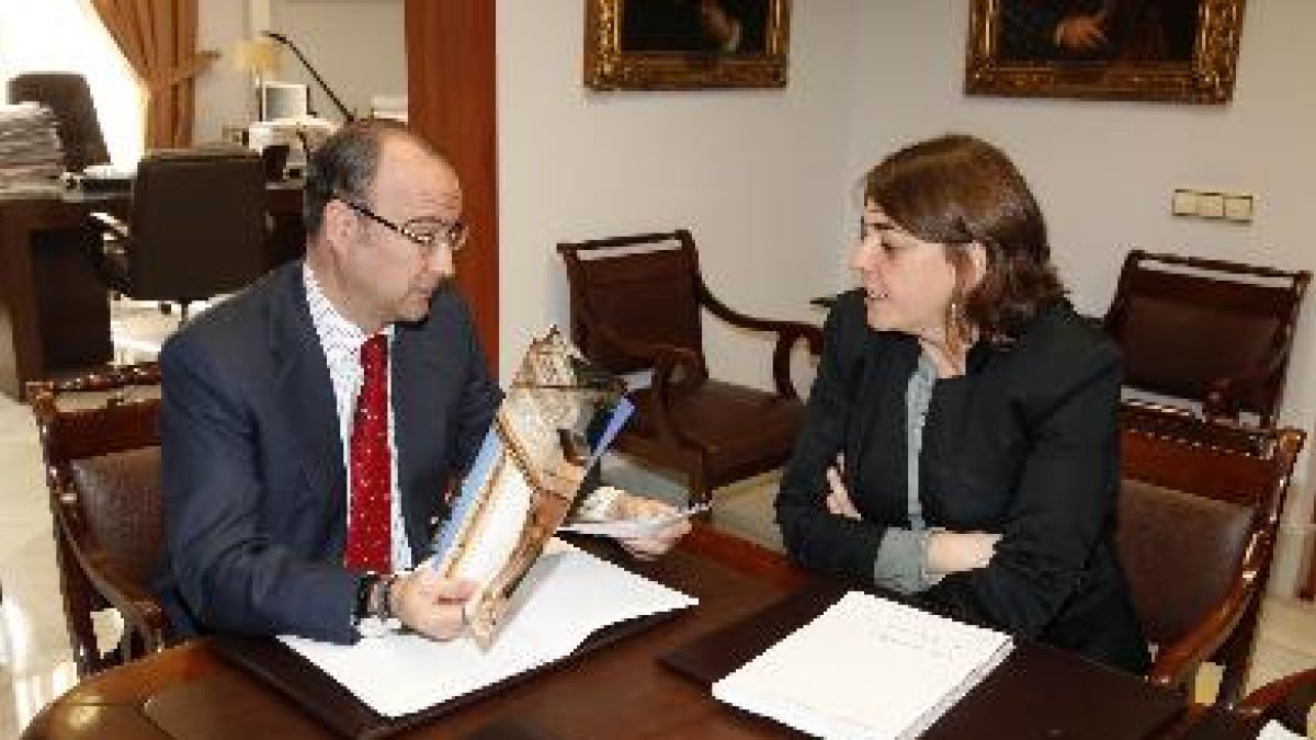 El alcalde, Luis Rogelio Rodríguez-Comendador, y la consejera de Fomento, Elena Cortés.tyl