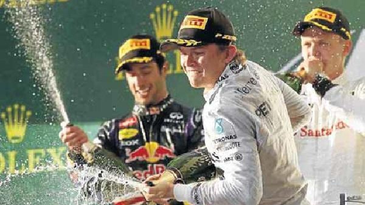 Podio del primer GP de la nueva temporada con un Rosberg campeón.tyle>.apqj{position:absol