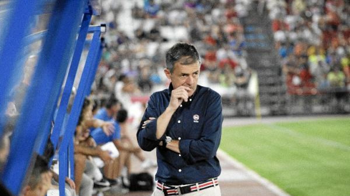 Lucas Alcaraz en el Mediterráneo dirigiendo al Granada.e;clip:r