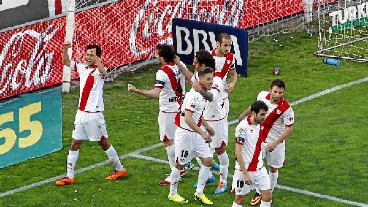 Bueno celebra su gol ante un Almería que se instala en la cola.