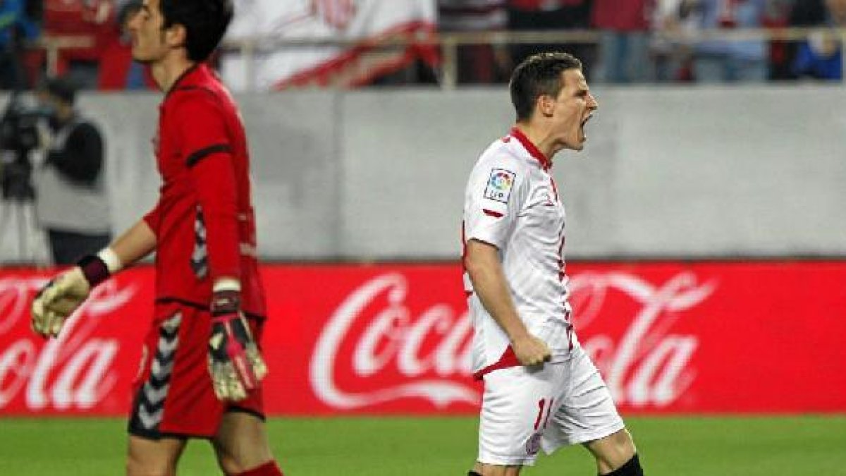 Gameiro celebra y Mariño se lamenta de haber encajado un nuevo gol.tyle>.apqj{position:abs