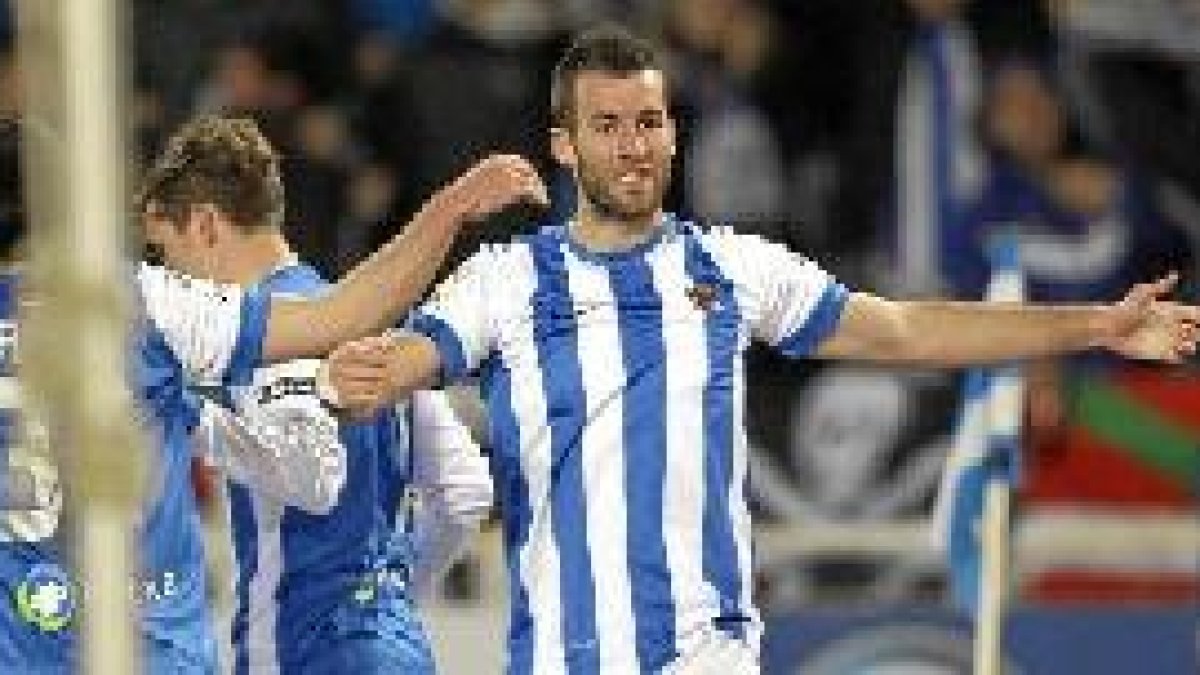 Aguirretxe celebra el gol que les dio la victoria ante el Valencia.tyle>.apqj{position:abs