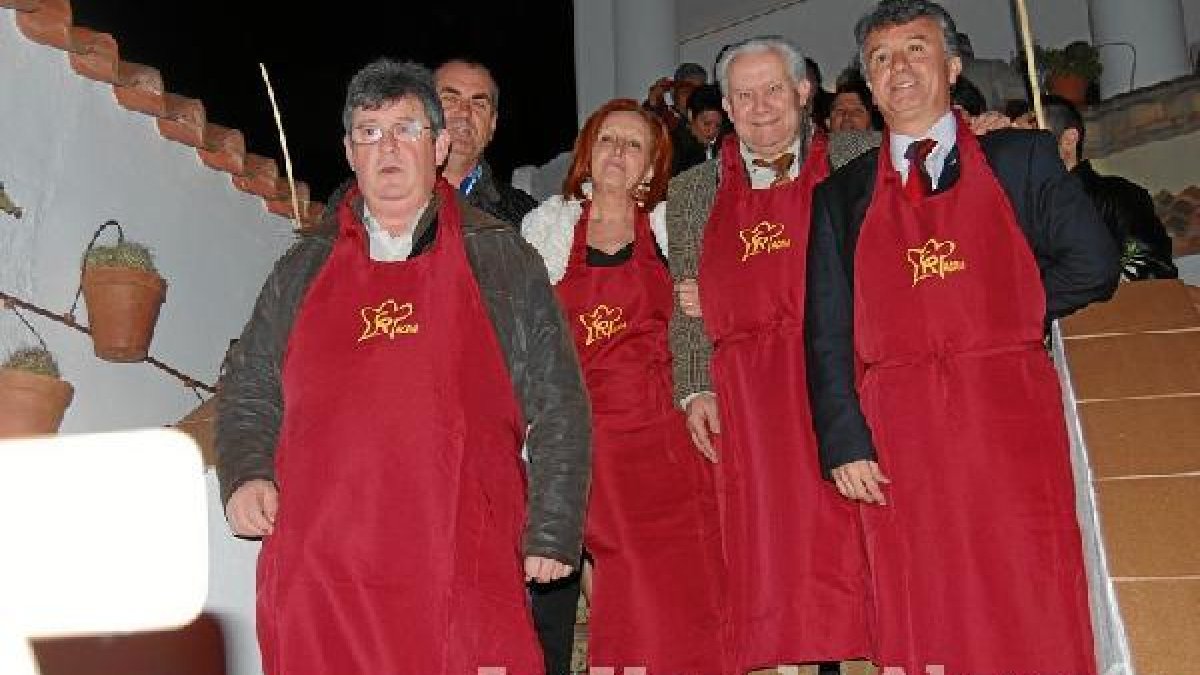 Cocineros almerienses con Rafael úbeda, homenajeado en la gala, posan con mandil de la asociación