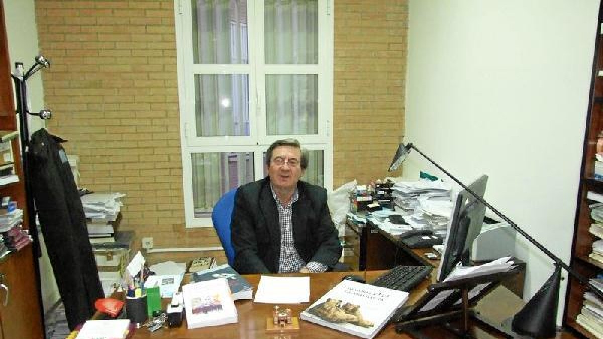Fernando Martínez, en su despacho de la Universidad de Almeríae