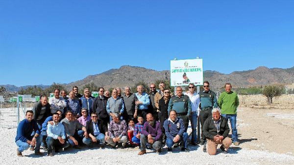 Aficionados a la colombicultura posan en el nuevo campo municipal de vuelo. La voztyle>.ap