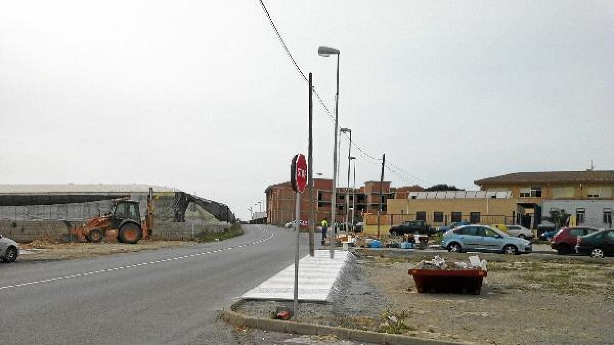 Las obras de acerado y repintado del Camino de los Depósitos han comenzado hace unos días.