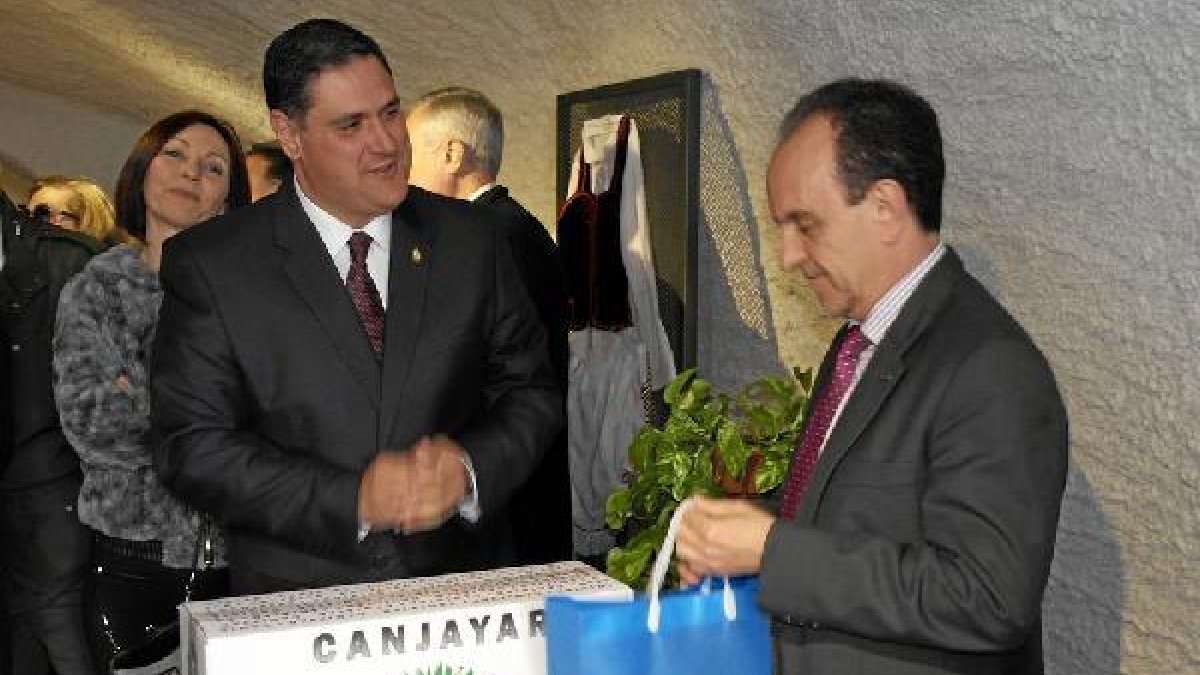 Francisco Alonso, Alcalde de Canjáyar, obsequia al Consejero de Turismo con productos de su municipi