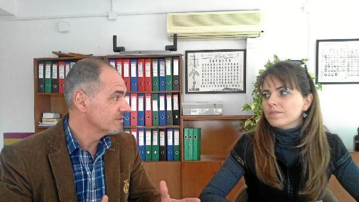 Joao y Rosa durante la entrevista en la Fundación Almería Social y Laboral.tyle>.apqj{posi