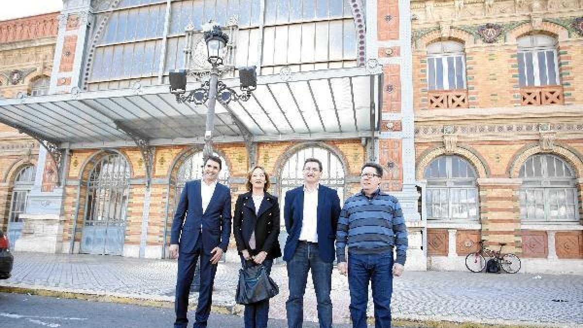 Los socialistas comparecieron ante la antigua estación del tren.tyle>.apqj{position:absolu