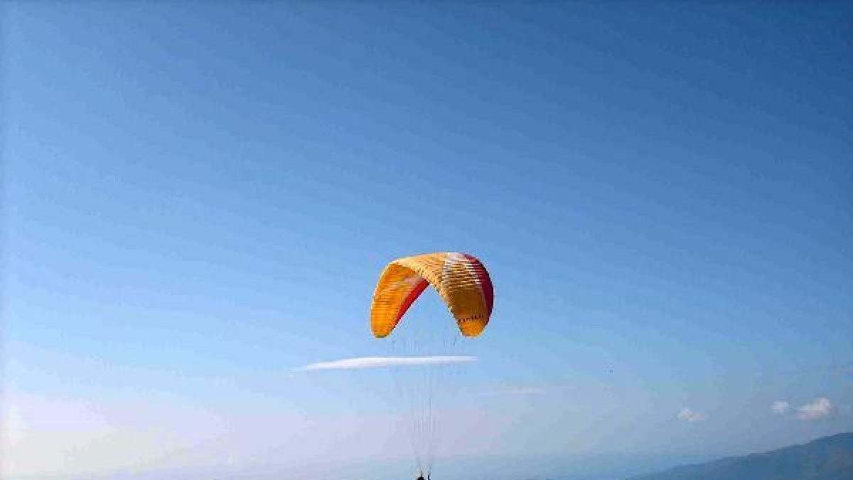 Un parapentista sobrevuela la Sierra de Gádor.x