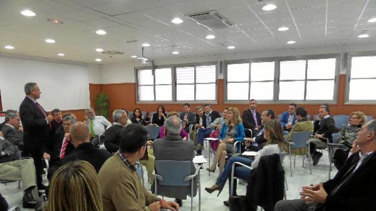 Asistentes al encuentro en la Cámara de Comercio.e;clip:rect(46