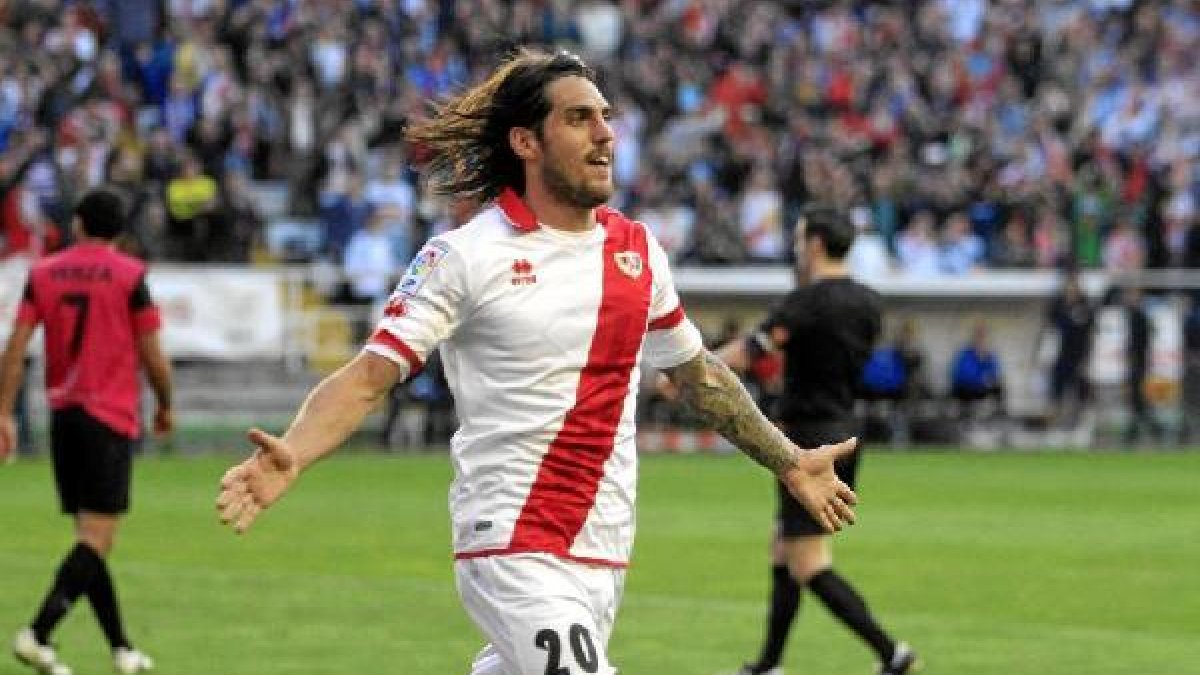 Larrivey celebra en plena locura en Vallecas pero Paco aún no lo ve.tyle>.apqj{position:ab