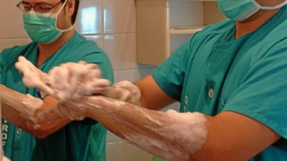 Unos médicos se lavan antes de operar. x,auto,a