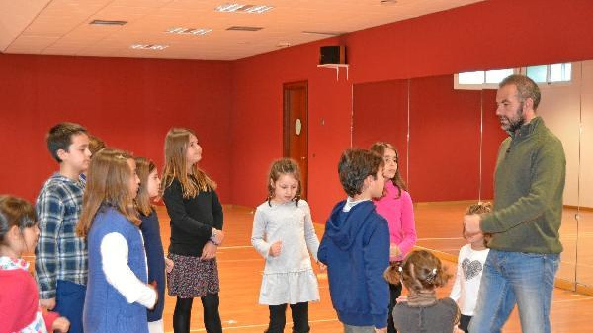 Manuel Rodríguez ensaya con los niños la primera de las coreografías en la Escuela de Música de El P