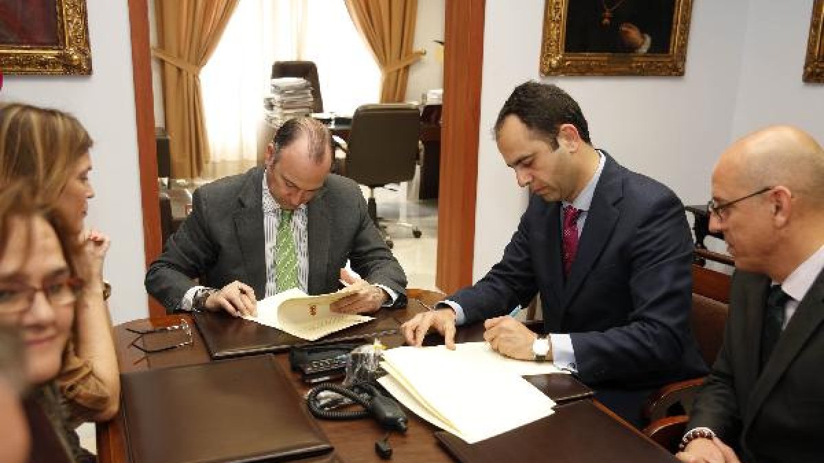 El alcalde firma el convenio con Telefónica para el suministro del nuevo sistema de transmisiones.</