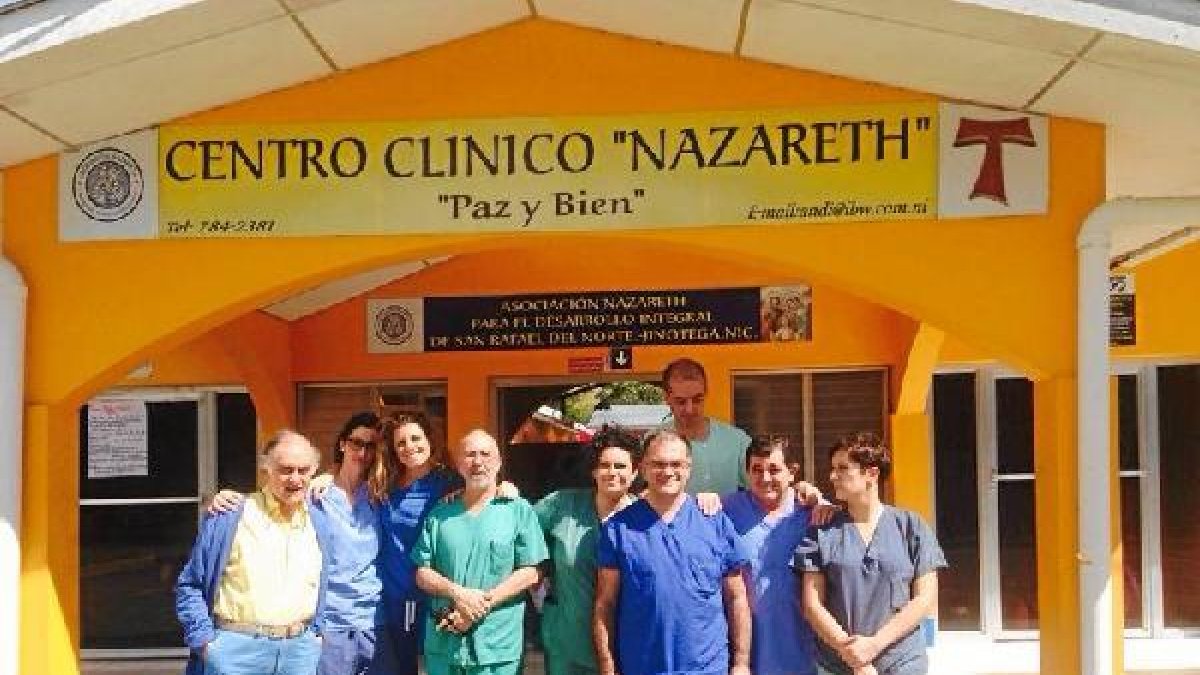El grupo de nueve médicos y enfermeros que ha realizado operaciones de úlceras venosas, tumores  y h