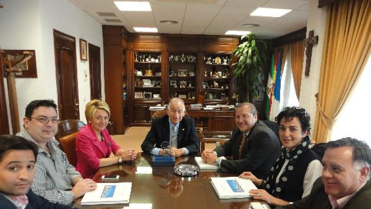 Reunión con los directivos del Grupo Europa, ayer.e;clip:rect(4