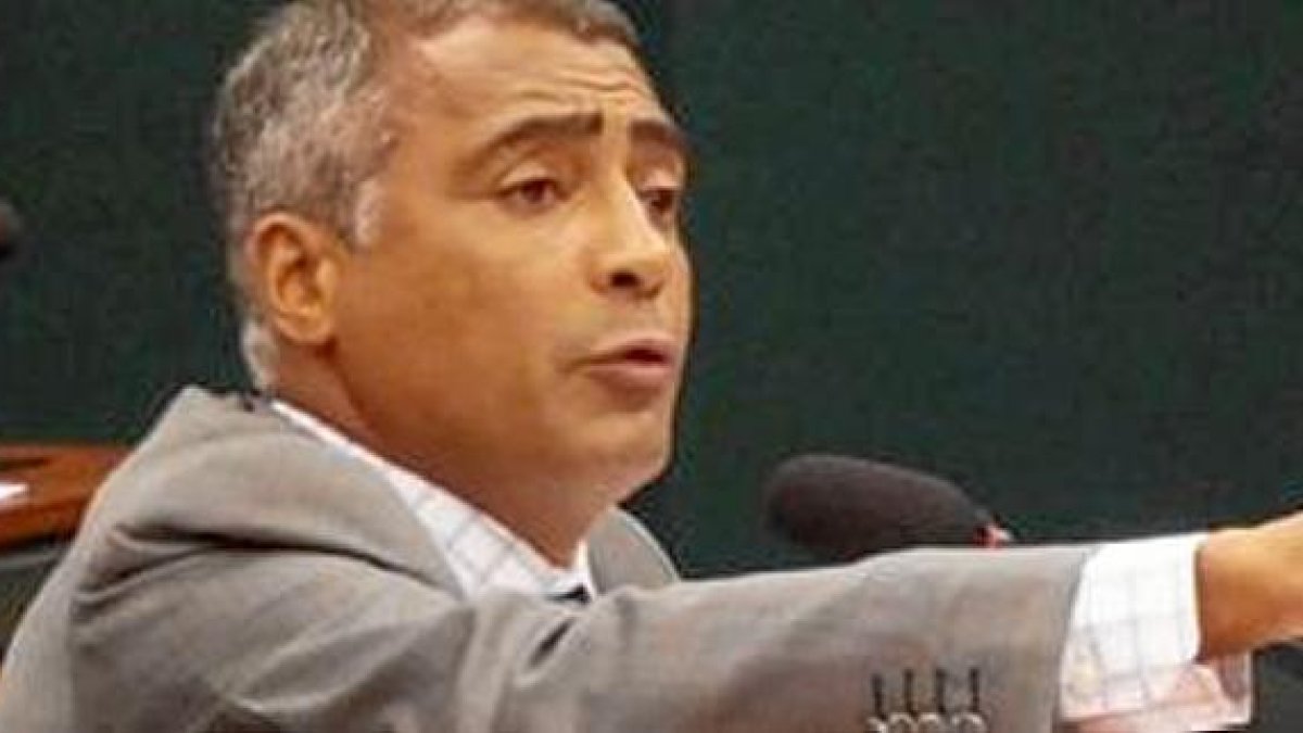 Romario carga contra todos.o,469px);}