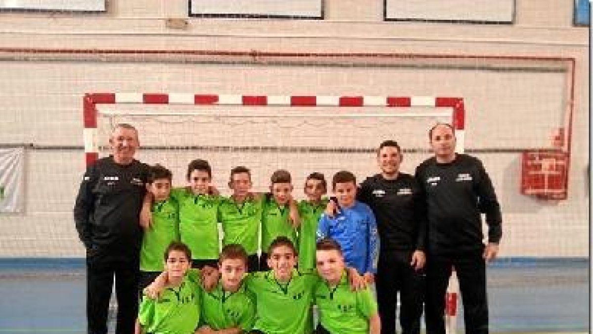 Los niños del Bayyana posan antes de afrontar una gran final.e;
