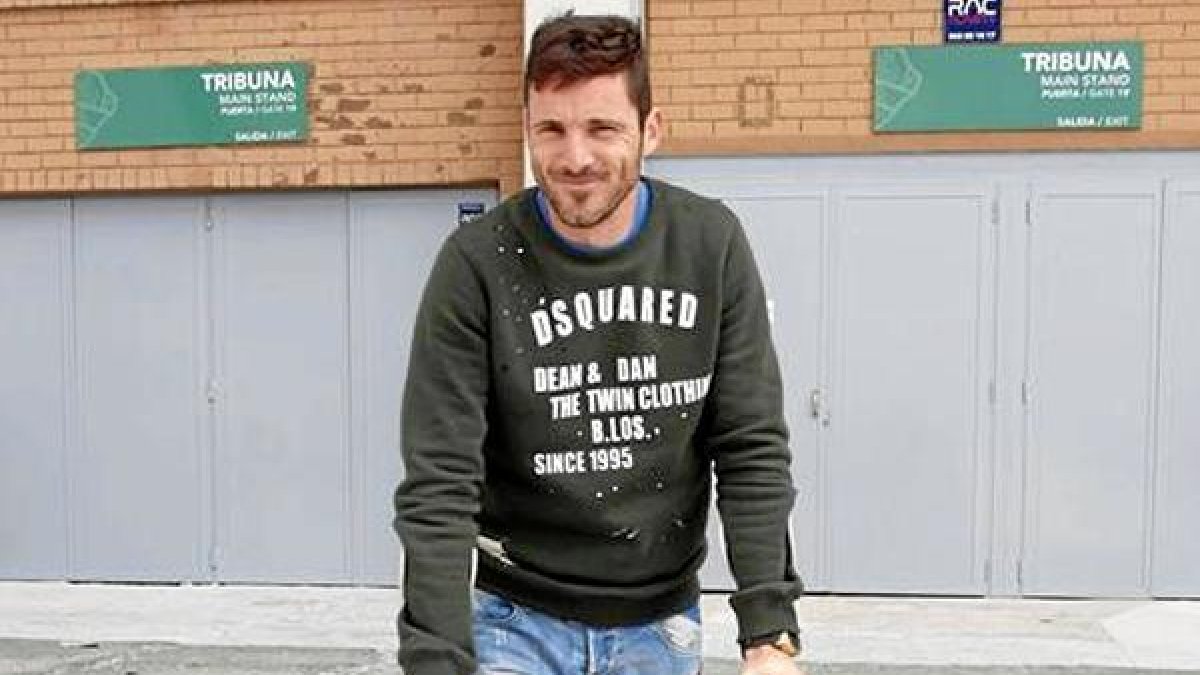 Edu Albacar sale con muletas del Estadio Martínez Valero.e;clip