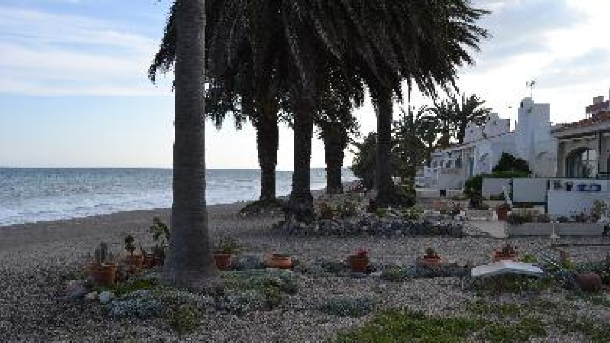 Los jardines de este residencial en La Ventilla están ganados a la playa con maceteros.tyl