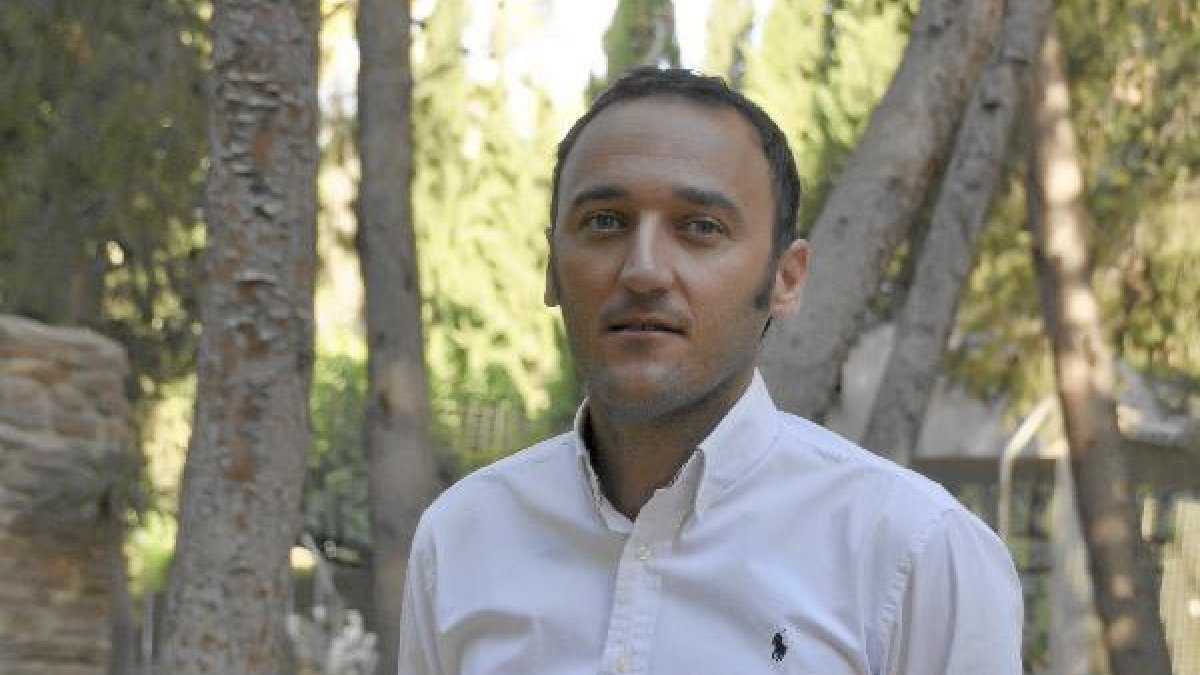 El concejal Alonso Mena en el Parque Municipal.