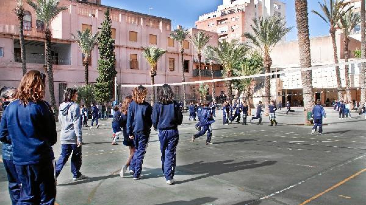 Unos estudiantes en las pistas deportivas del centro.e;clip:rec