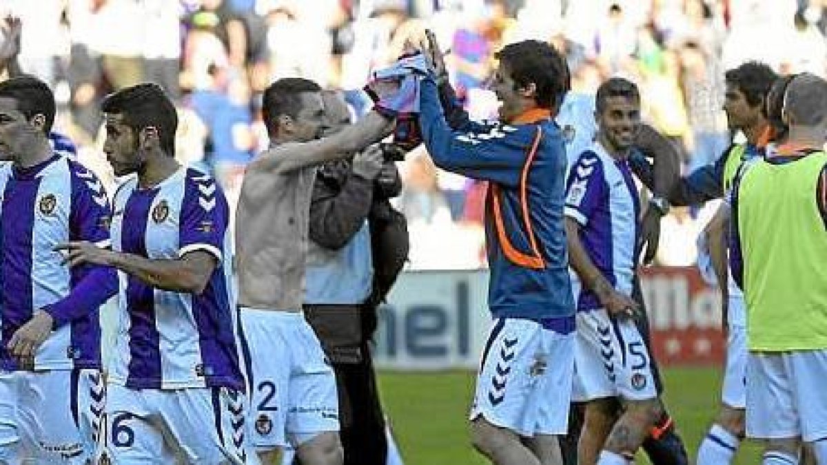 Los jugadores del Valladolid celebrando la victoria ante el Barça.tyle>.apqj{position:abso