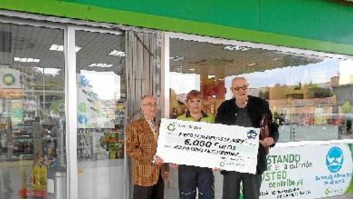 Federico Blanco, María José Díaz y el presidente del Banco de Alimentos de Almería, Juan Azorín.