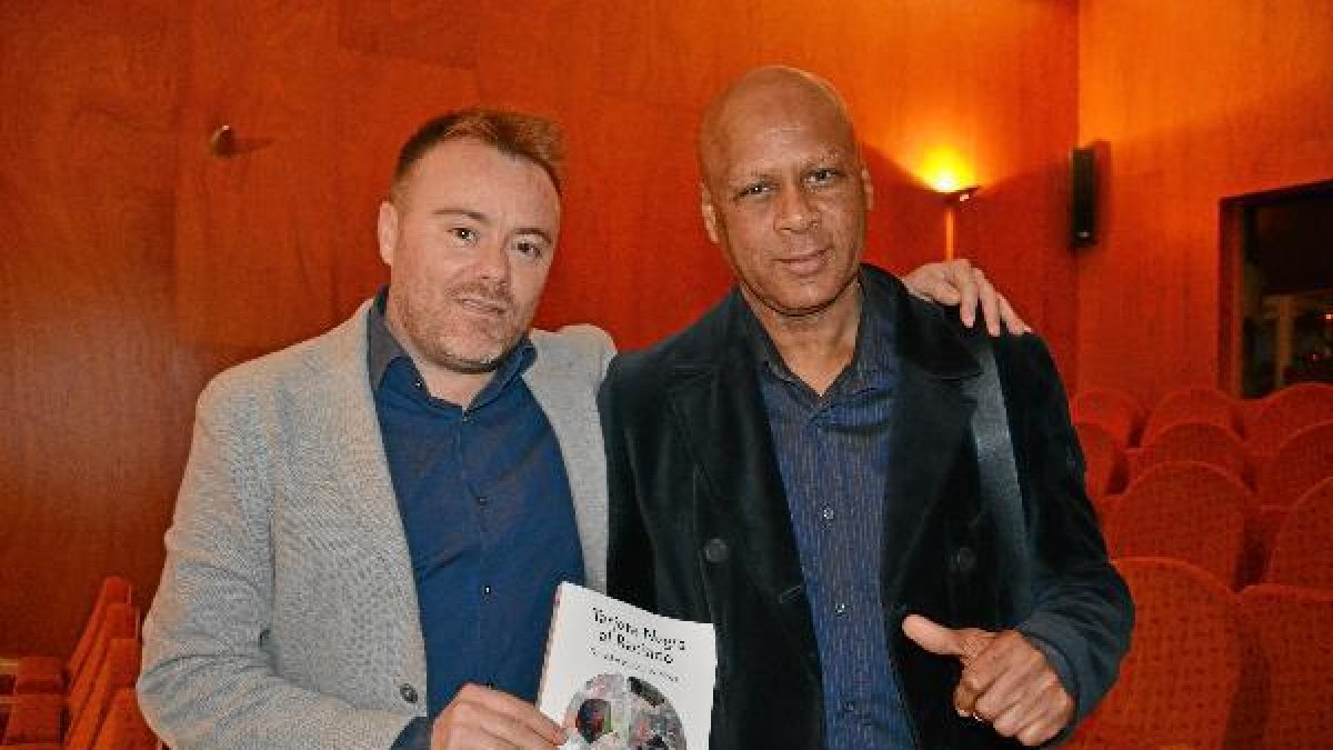 Salva Moya y Pintinho con la obra entre sus manos.e;clip:rect(4