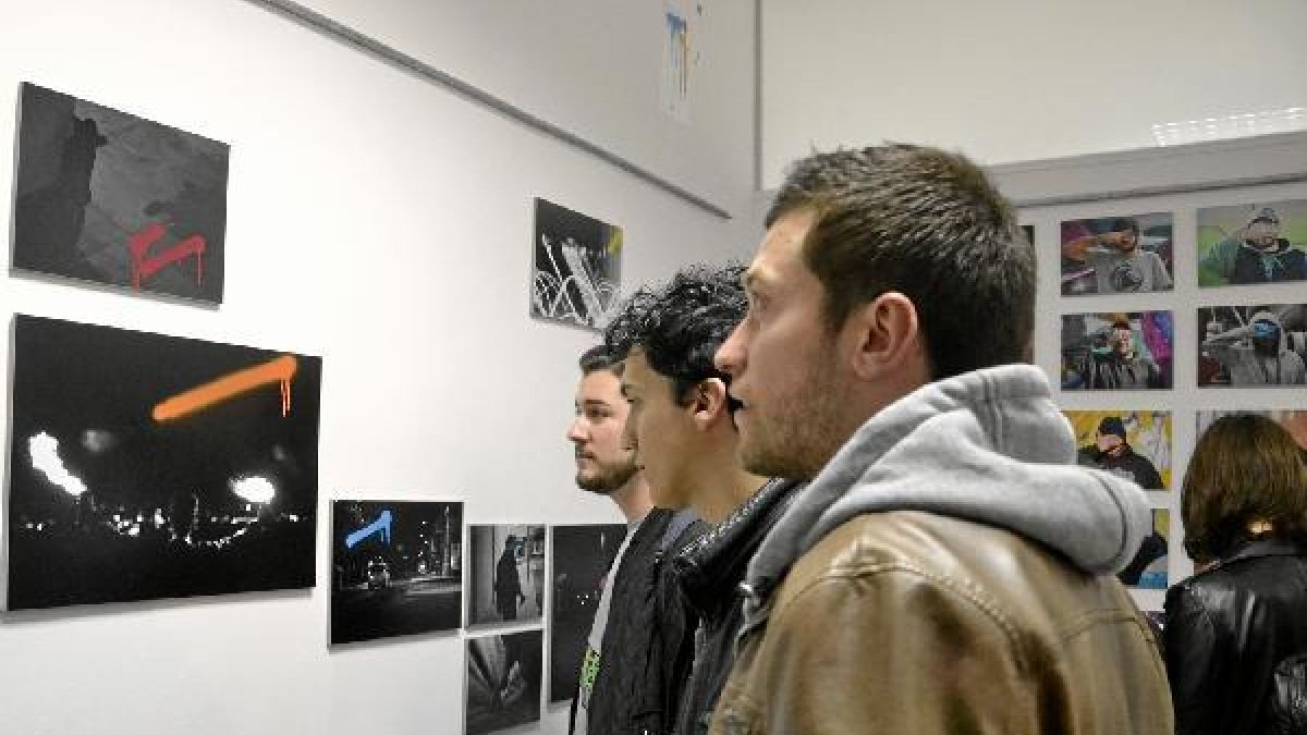 Asistentes a la apertura de la muestra de Aníbal García. e;clip
