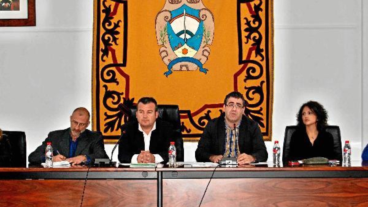 El alcalde, Salvador Hernández, presidió el Pleno de ayer. e;cl