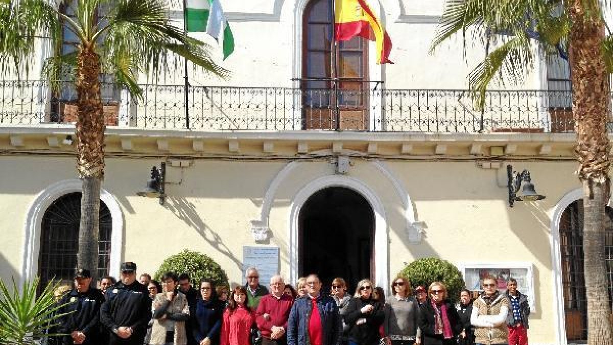Minuto de silencio en la puerta del Ayuntamiento.e;clip:rect(46