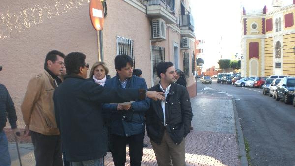 Manuel Guzmán, Carlos Sánchez y Pilar Ortega visitan el entorno de Plaza de Toros.tyle>.ap