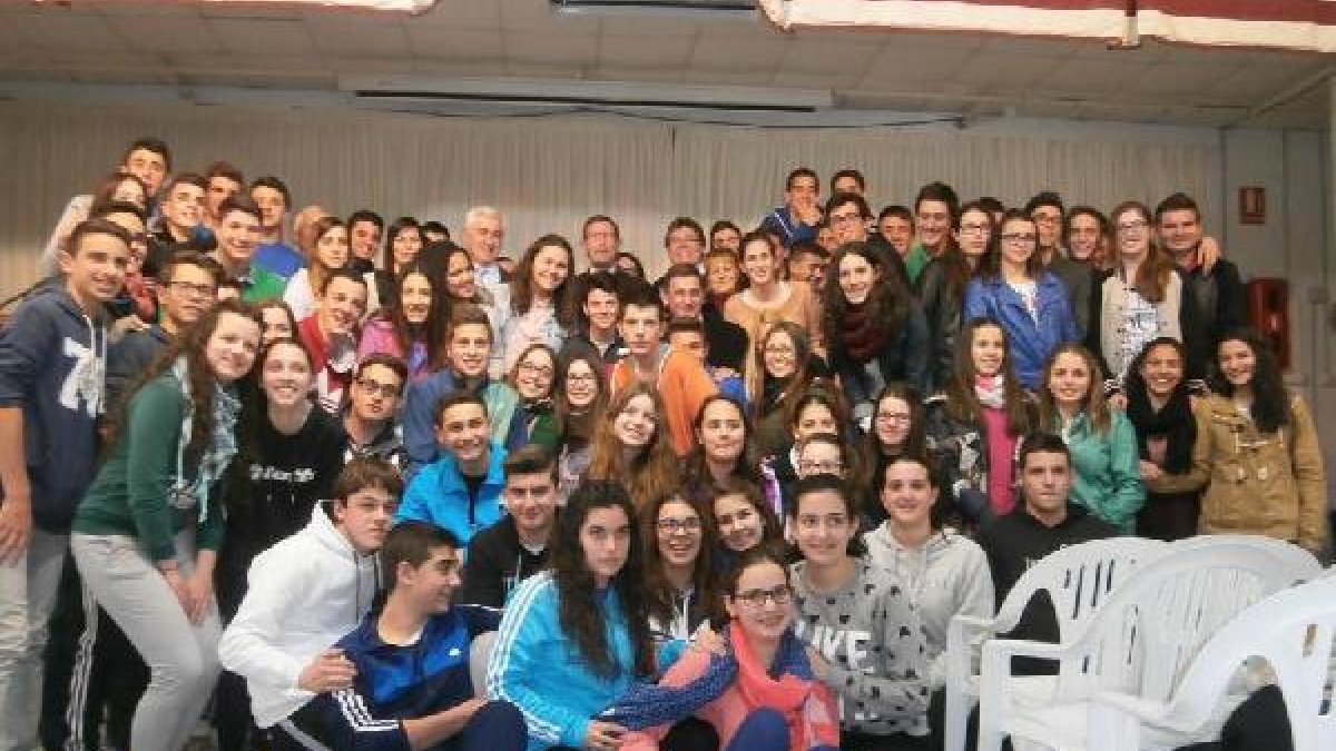 Alumnos de Albox con Manuel Gracia (arriba en el centro) y parte de la Corporación municipal.