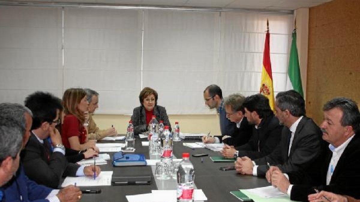 Reunión con alcaldes y representantes municipales celebrada esta mañana.tyle>.apqj{positio
