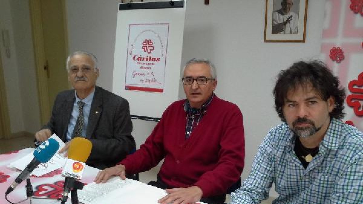 Andrés Asensio, Juan Antonio Plaza y Luis Antonio Rodríguez en la sede de Cáritas.tyle>.ap