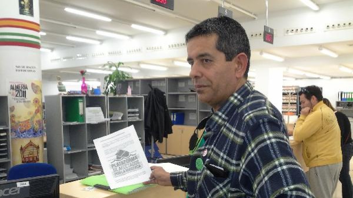 El portavoz de la plataforma Stop Desahucios, José Del Águila, registra una moción en el Ayuntamient