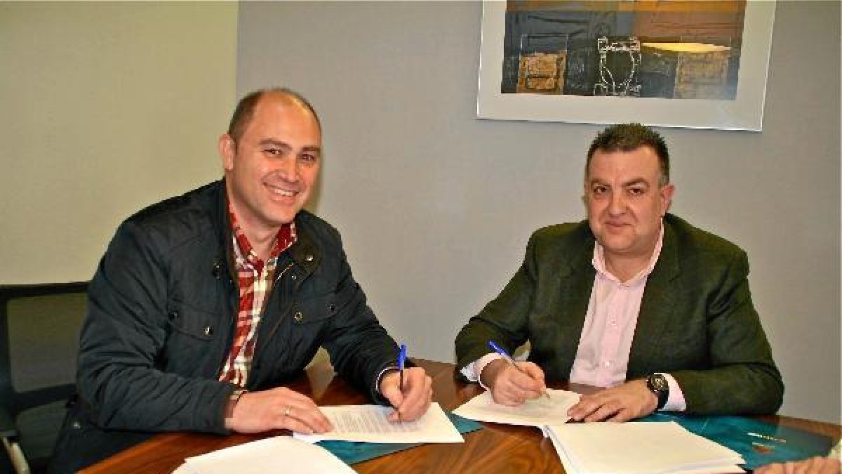 Momento de la firma del convenioo,469