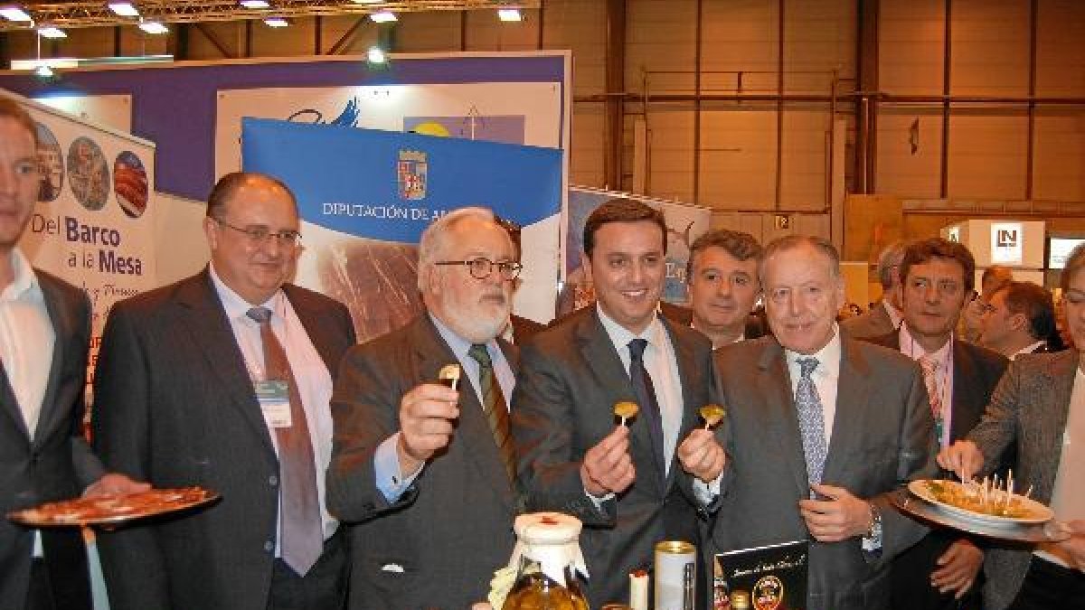 El ministro de Agricultura en el stand de Almeríae;clip:rect(46