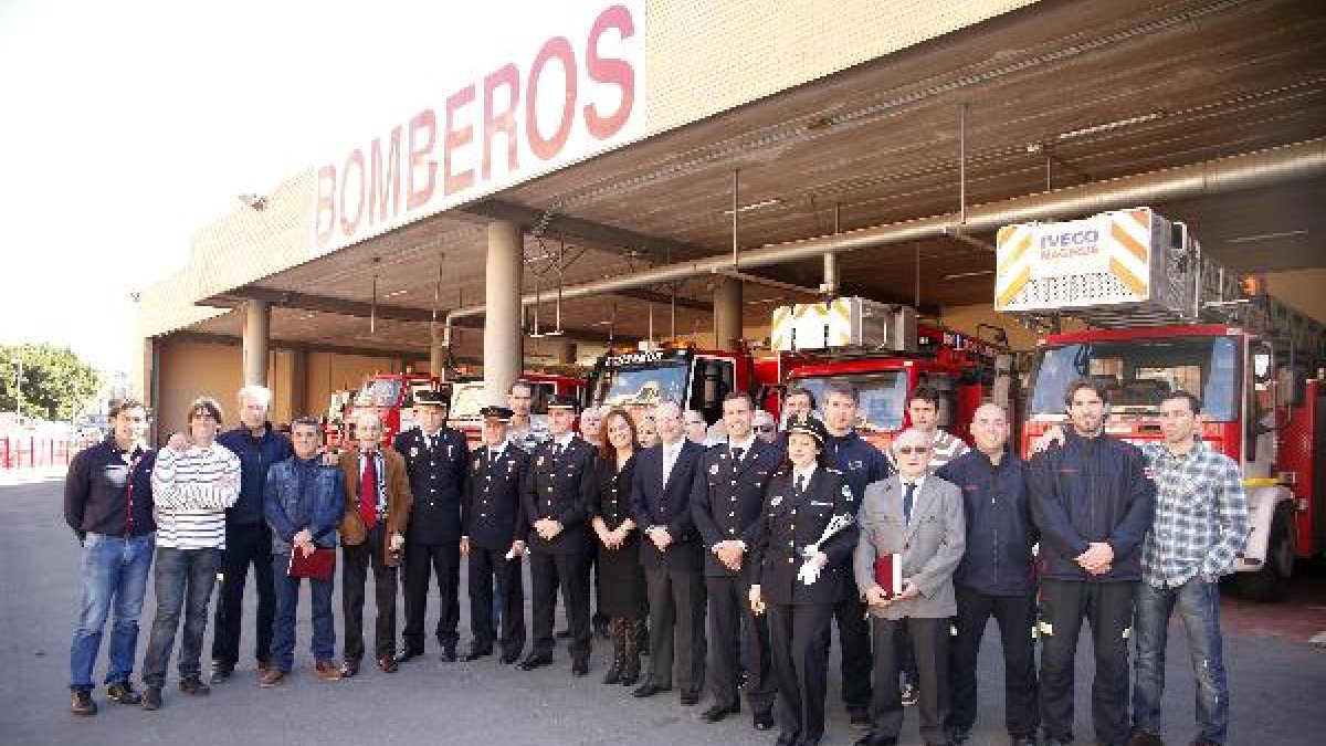 El alcalde con miembros del cuerpo de bomberos.